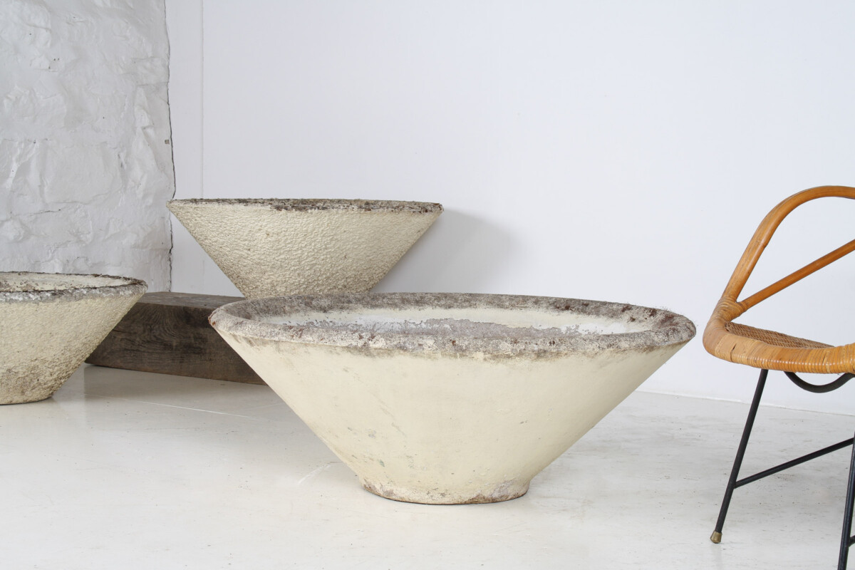 A Large 1960s Mid Century Modernist Concrete Planter in the manner of Willy Guhl - Image 3