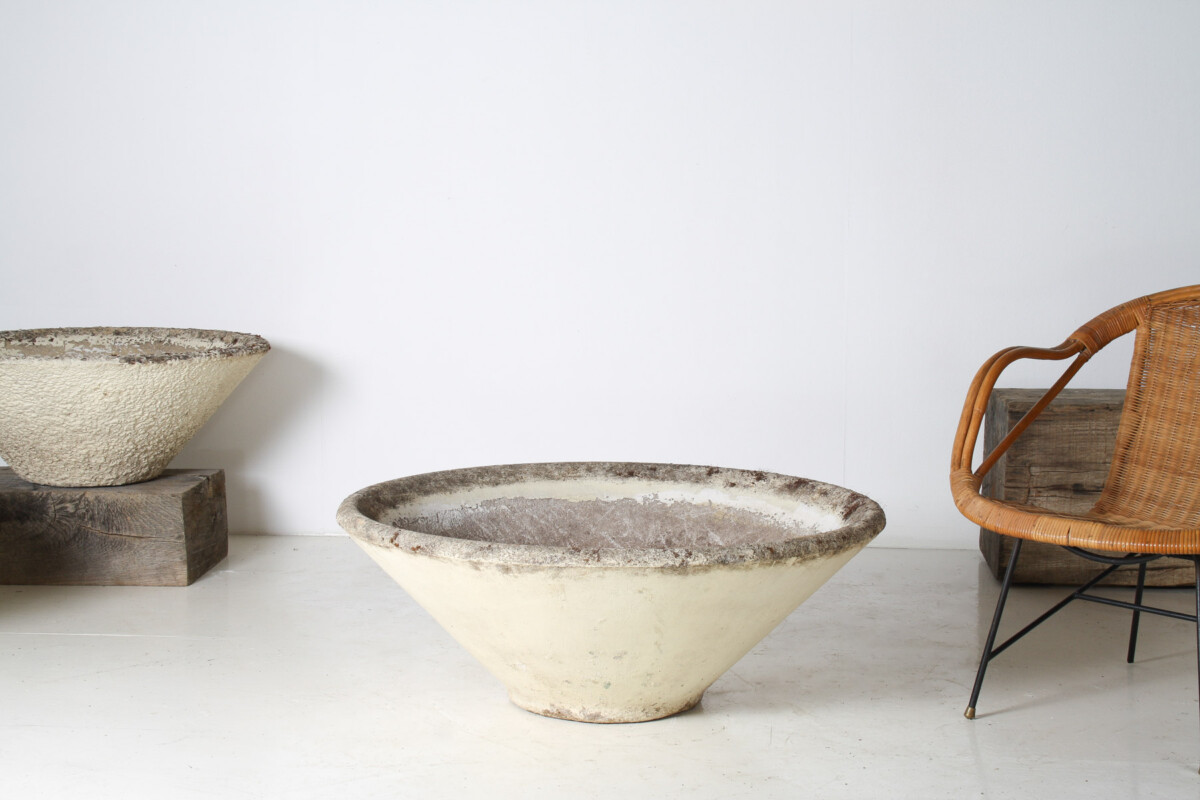 A Large 1960s Mid Century Modernist Concrete Planter in the manner of Willy Guhl - Image 4