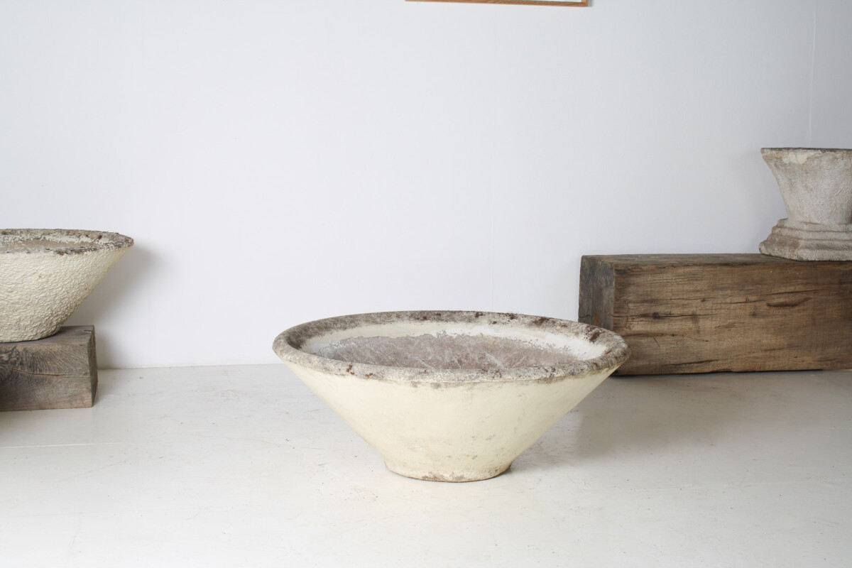 A Large 1960s Mid Century Modernist Concrete Planter in the manner of Willy Guhl - Image 6