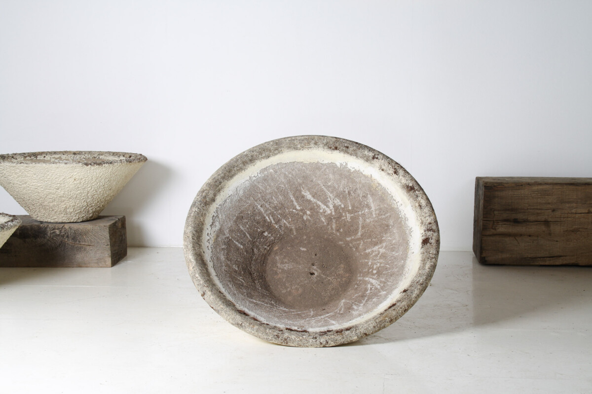 A Large 1960s Mid Century Modernist Concrete Planter in the manner of Willy Guhl - Image 7