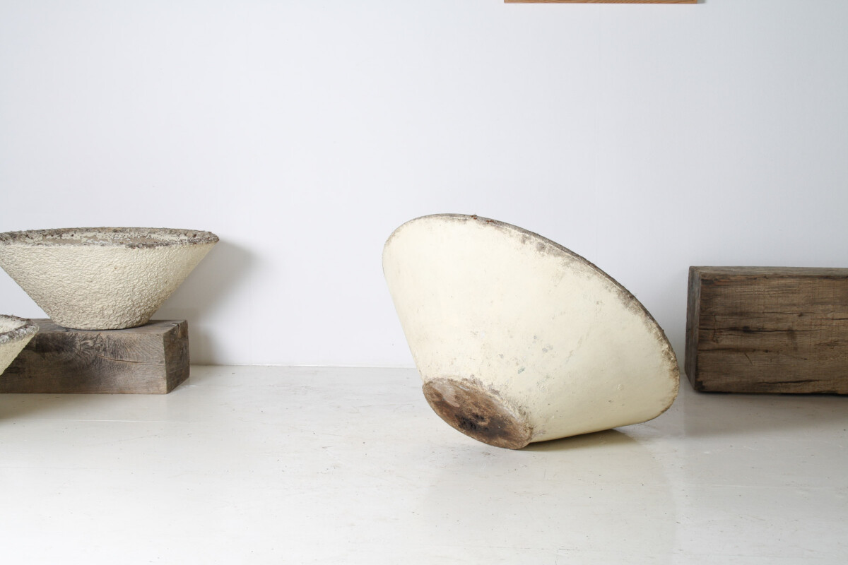 A Large 1960s Mid Century Modernist Concrete Planter in the manner of Willy Guhl - Image 8