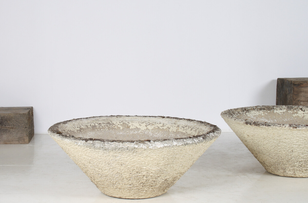 A Large Pair of Mid-Century Modernist Concrete Planters in the manner of Willy Guhl - Image 7