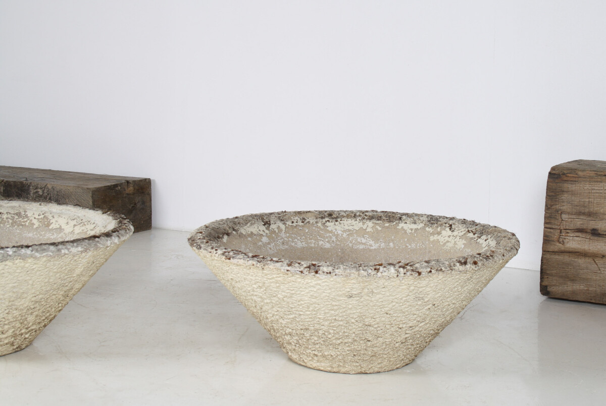 A Large Pair of Mid-Century Modernist Concrete Planters in the manner of Willy Guhl - Image 5