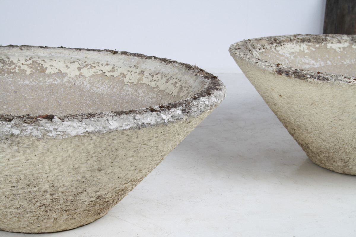 A Large Pair of Mid-Century Modernist Concrete Planters in the manner of Willy Guhl - Image 15