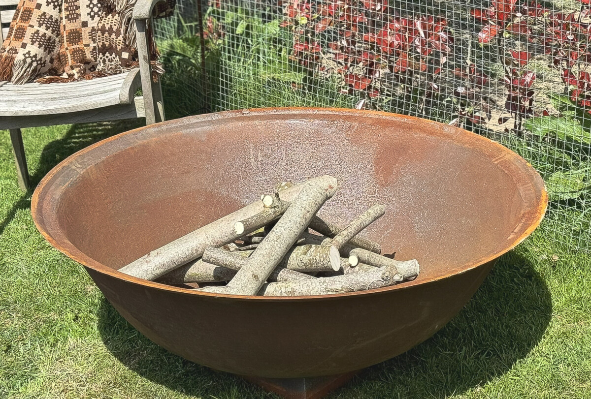 Large 4ft Natural Cast Iron Garden Fire Pit with a Rust Patina - Image 9
